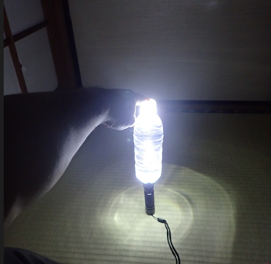 懐中電灯の上に水のペットボトルを置いてみた